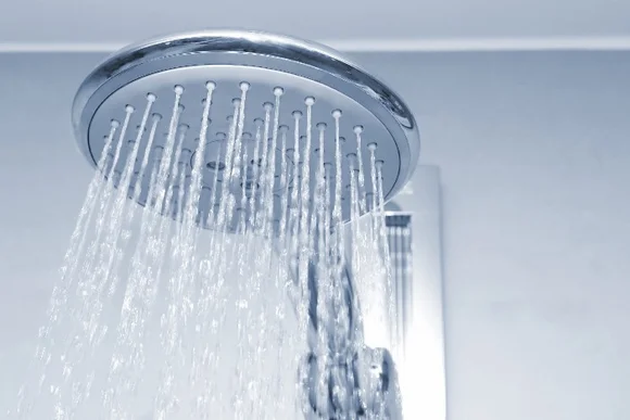 Duschkopf mit fließendem Wasser